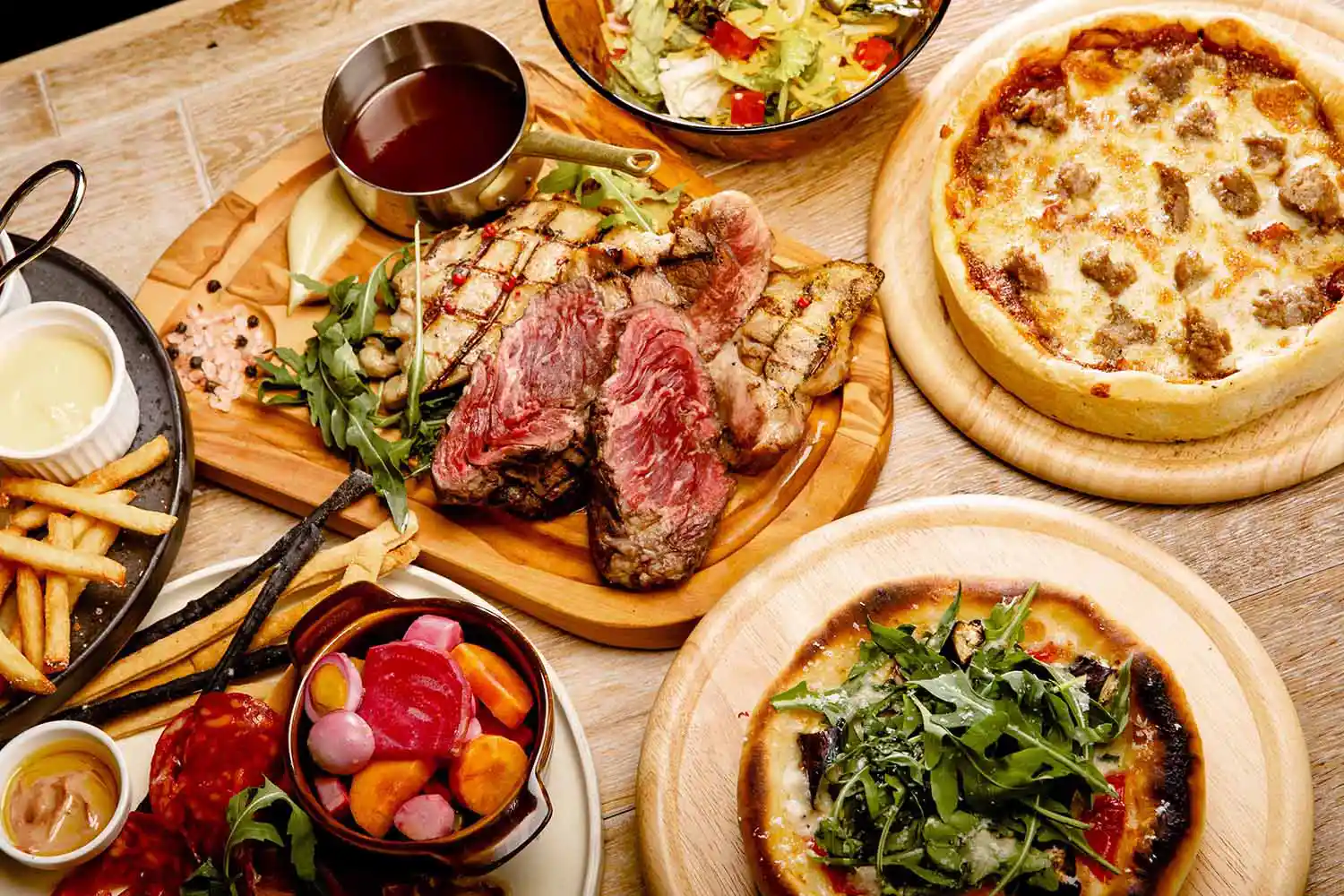 シカゴピザや本格肉料理が楽しめる飲み放題付きコース